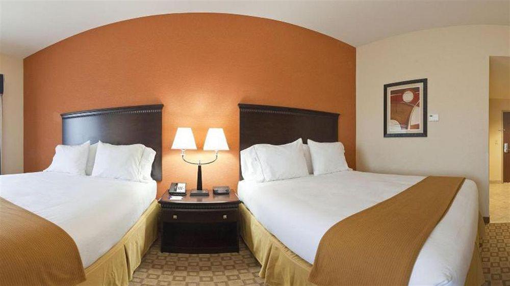 Holiday Inn Express Hotel & Suites Talladega By Ihg Exterior photo