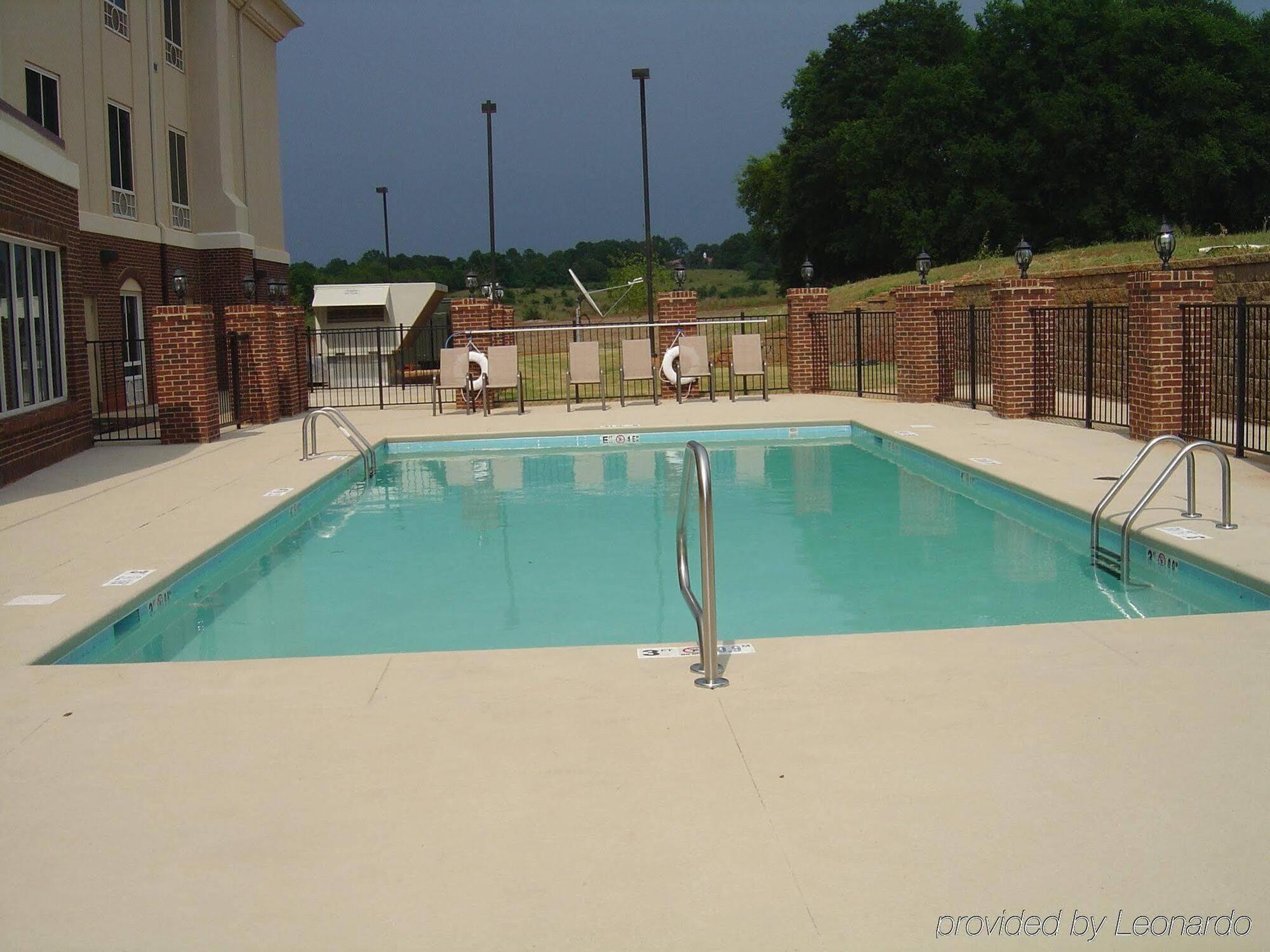 Holiday Inn Express Hotel & Suites Talladega By Ihg Exterior photo